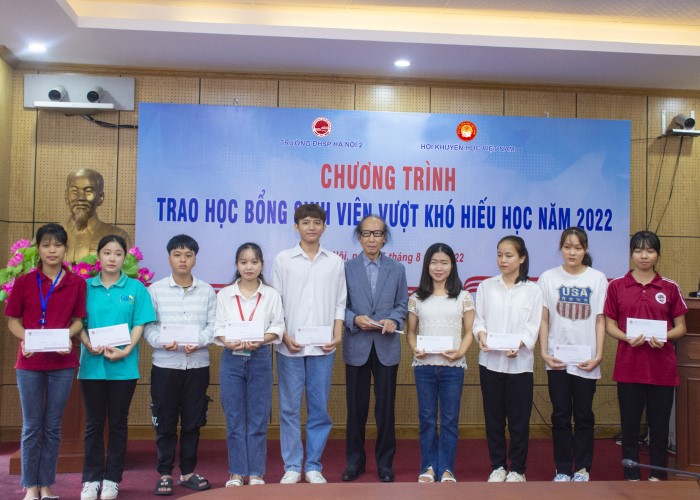 Trao học bổng cho sinh viên vượt khó hiếu học năm 2022